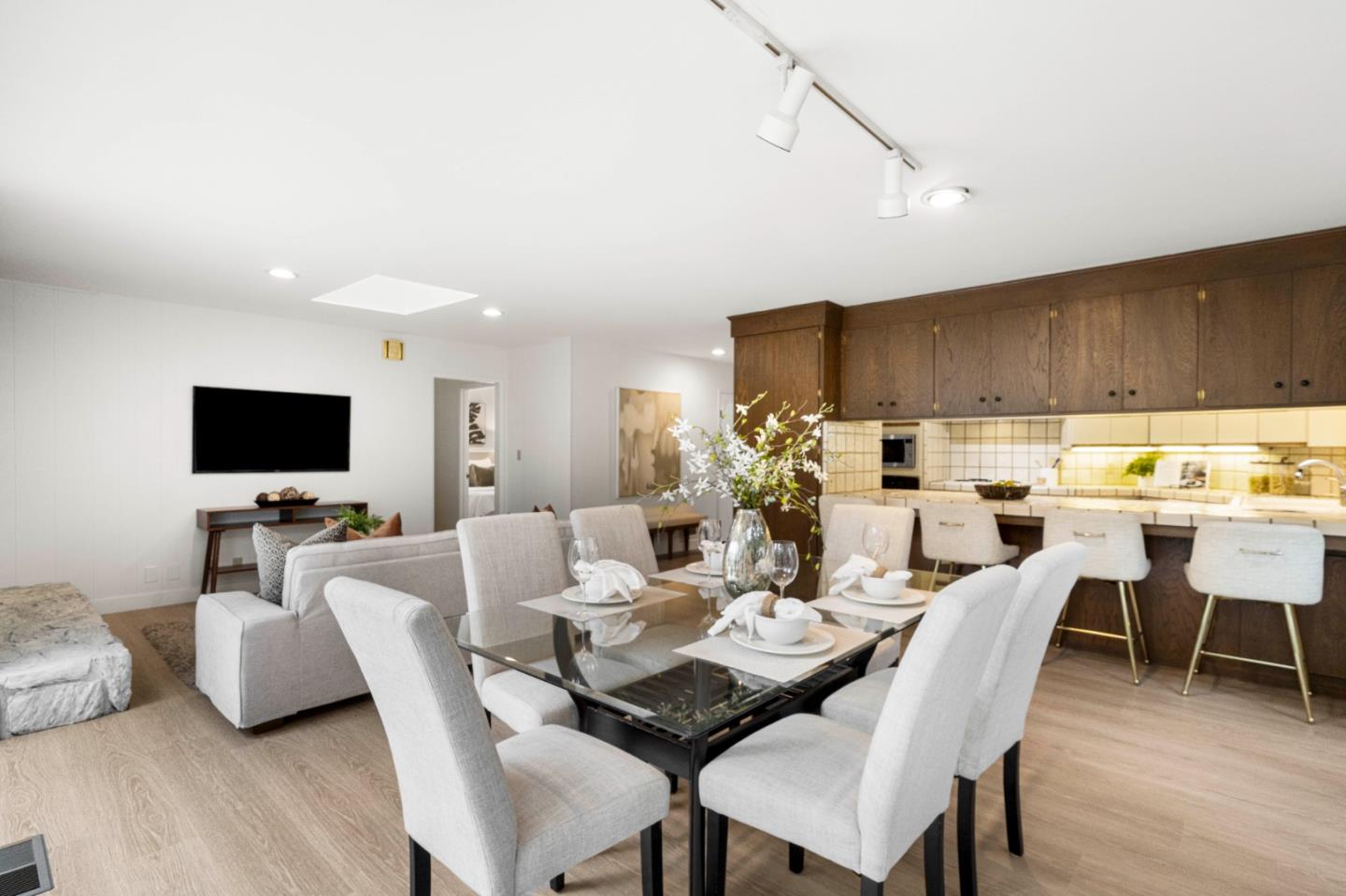 Detail Gallery Image 15 of 59 For 16325 Oakhurst Dr, Monte Sereno,  CA 95030 - 6 Beds | 3 Baths