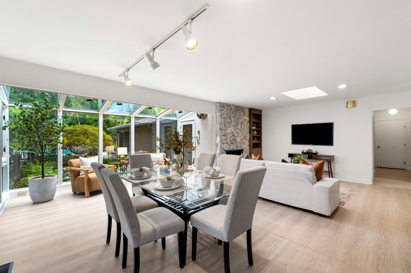 Detail Gallery Image 17 of 59 For 16325 Oakhurst Dr, Monte Sereno,  CA 95030 - 6 Beds | 3 Baths