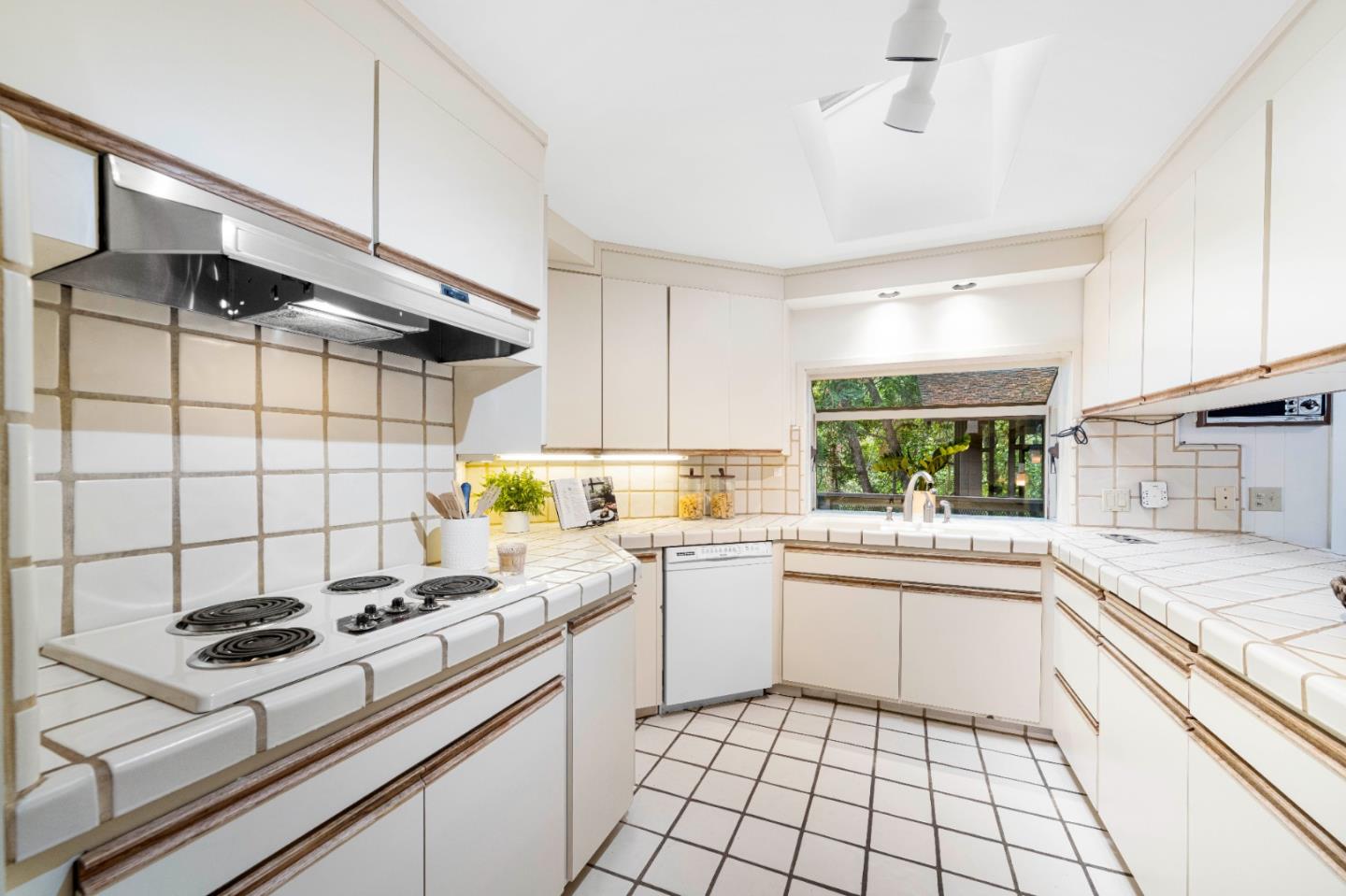 Detail Gallery Image 20 of 59 For 16325 Oakhurst Dr, Monte Sereno,  CA 95030 - 6 Beds | 3 Baths