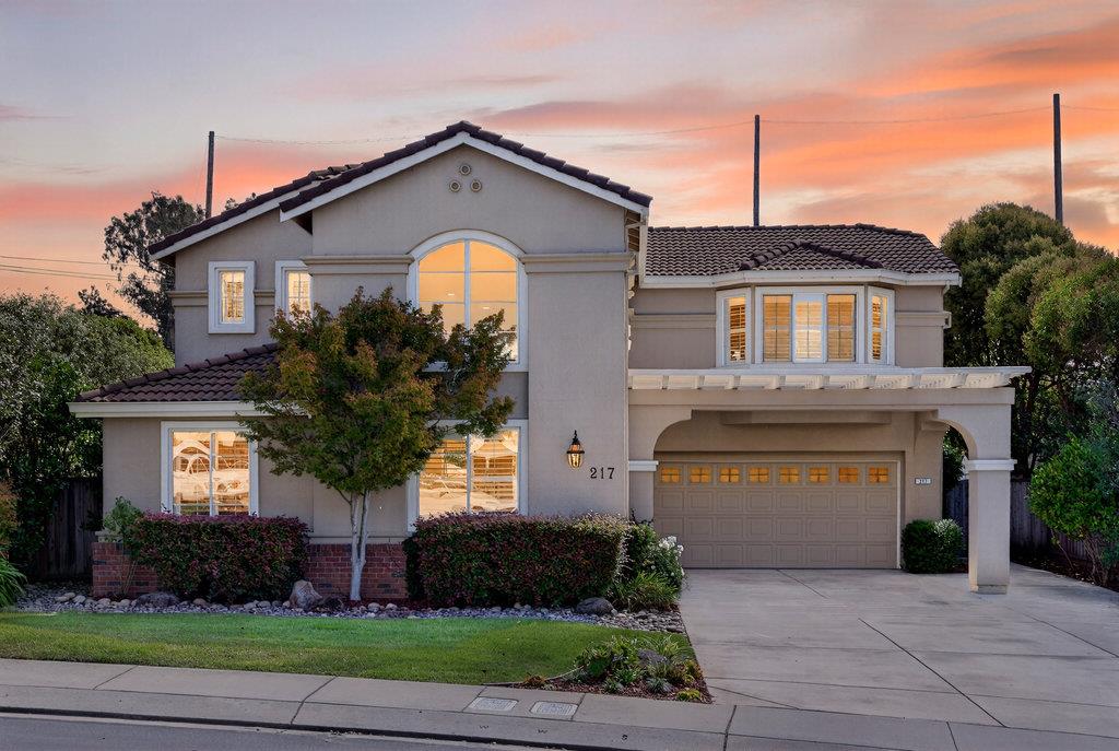 Detail Gallery Image 2 of 60 For 217 Augusta Ln, Aptos,  CA 95003 - 4 Beds | 2/1 Baths