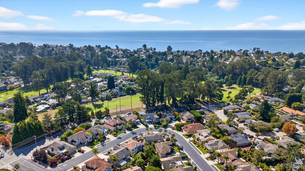 Detail Gallery Image 3 of 60 For 217 Augusta Ln, Aptos,  CA 95003 - 4 Beds | 2/1 Baths