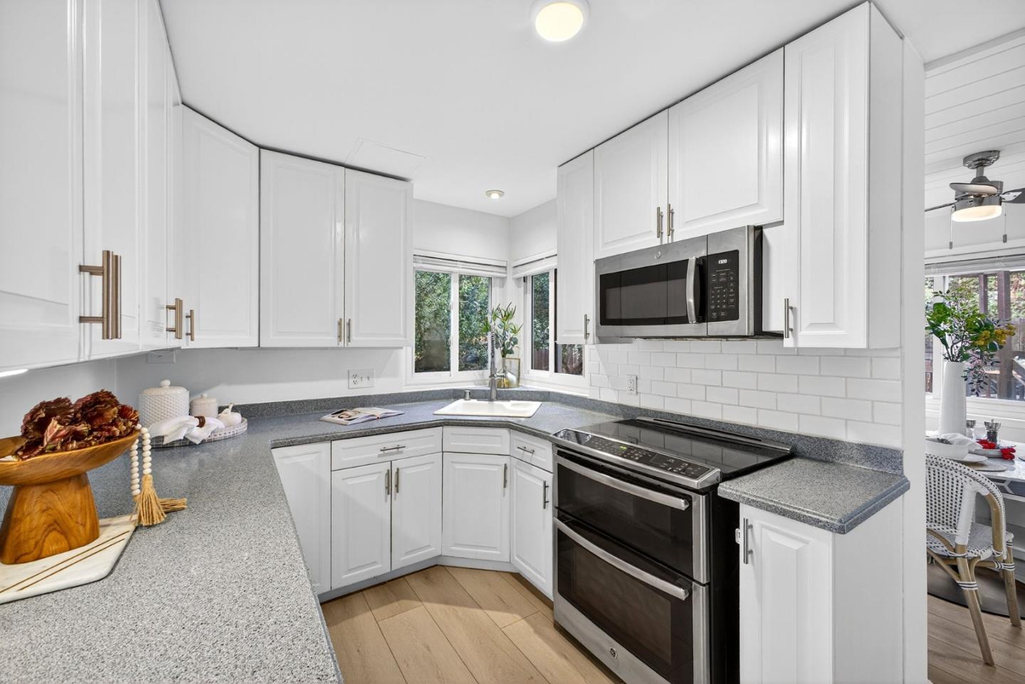 Detail Gallery Image 12 of 53 For 3988 Jefferson Ave, Redwood City,  CA 94062 - 3 Beds | 3 Baths