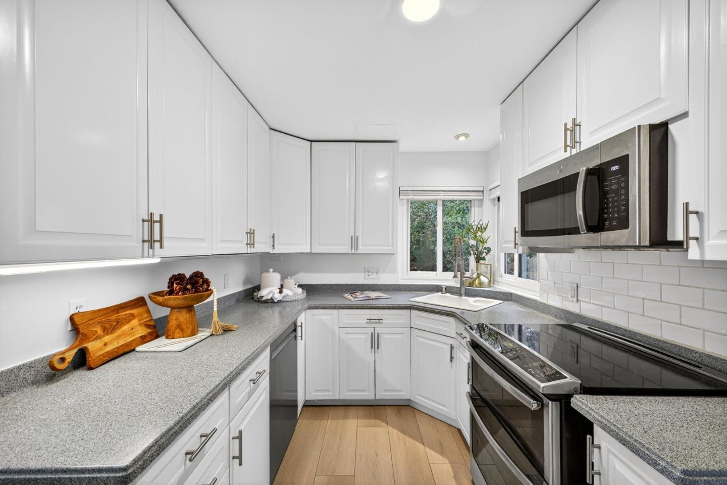 Detail Gallery Image 13 of 53 For 3988 Jefferson Ave, Redwood City,  CA 94062 - 3 Beds | 3 Baths