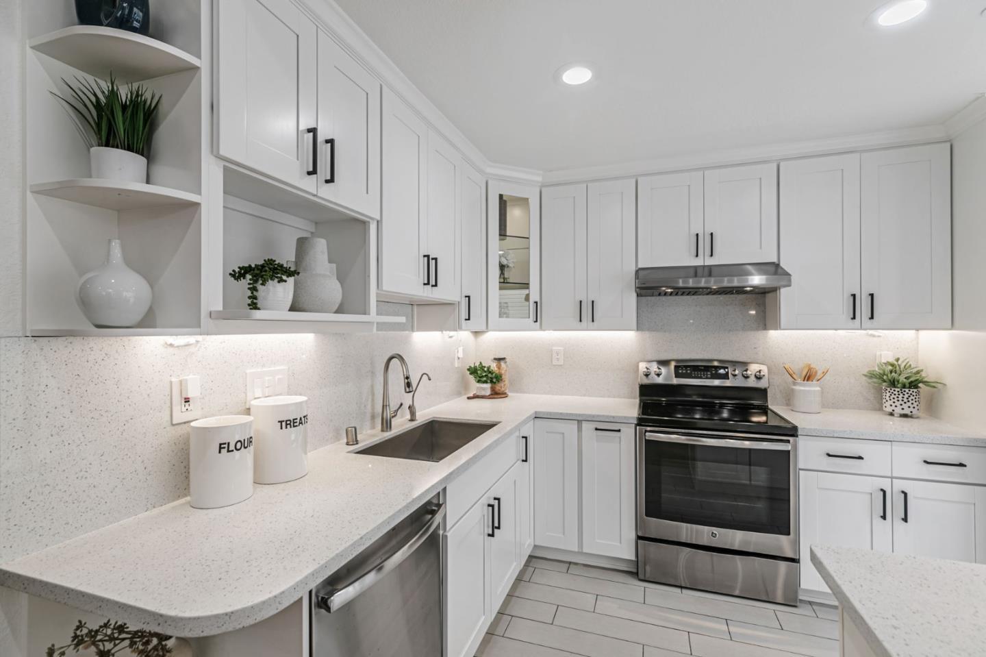 Detail Gallery Image 13 of 54 For 926 La Mesa Ter #E,  Sunnyvale,  CA 94086 - 4 Beds | 2/1 Baths