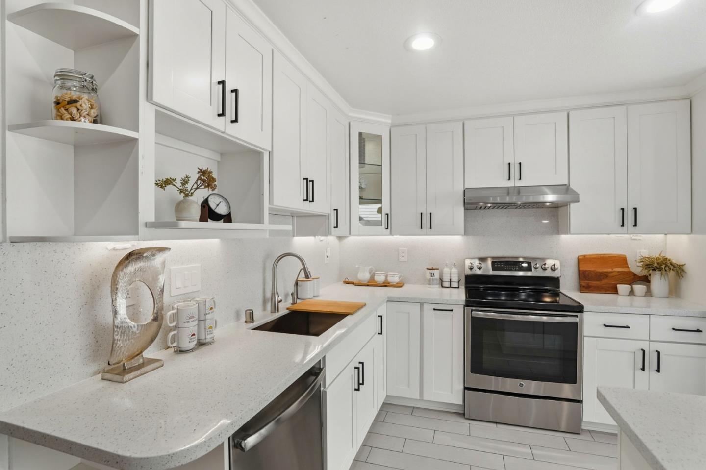 Detail Gallery Image 14 of 54 For 926 La Mesa Ter #E,  Sunnyvale,  CA 94086 - 4 Beds | 2/1 Baths