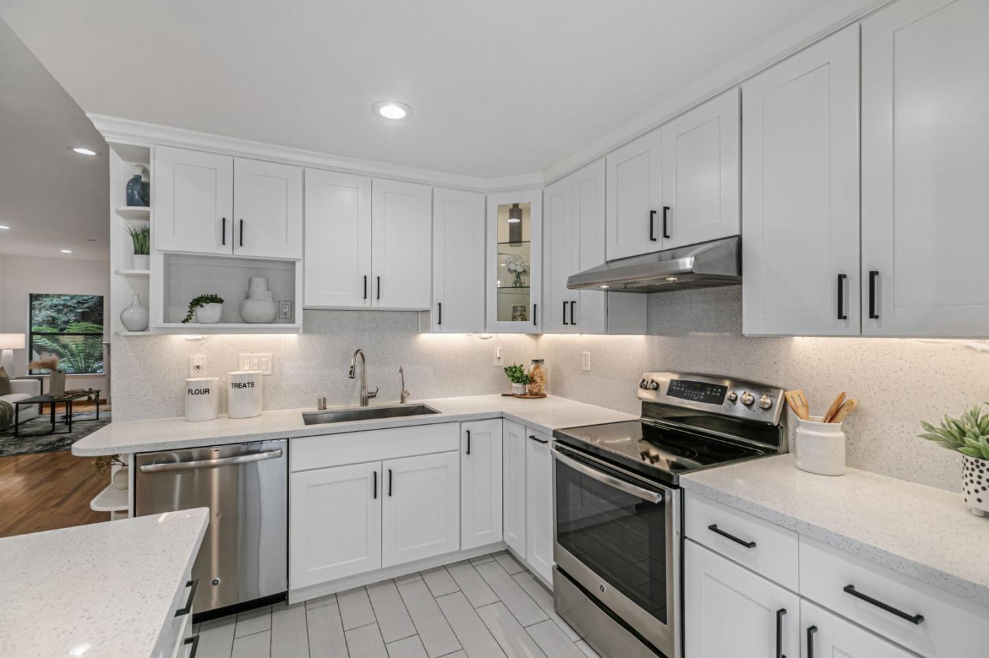 Detail Gallery Image 18 of 54 For 926 La Mesa Ter #E,  Sunnyvale,  CA 94086 - 4 Beds | 2/1 Baths