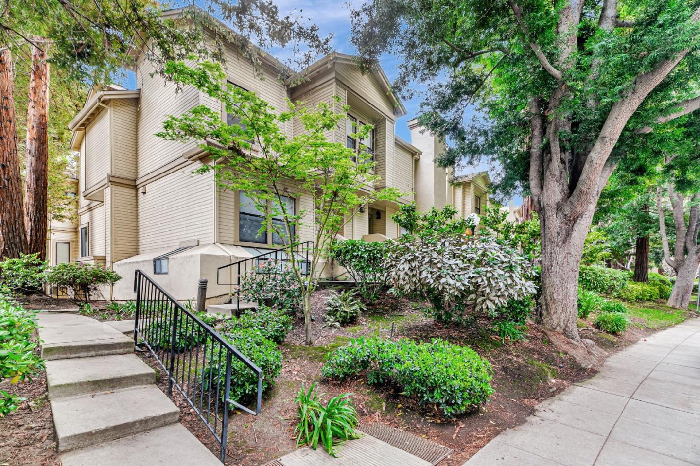 Detail Gallery Image 4 of 54 For 926 La Mesa Ter #E,  Sunnyvale,  CA 94086 - 4 Beds | 2/1 Baths