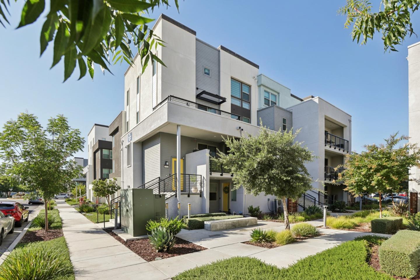 Detail Gallery Image 1 of 32 For 6806 Chroma Ct, San Jose,  CA 95119 - 3 Beds | 3 Baths