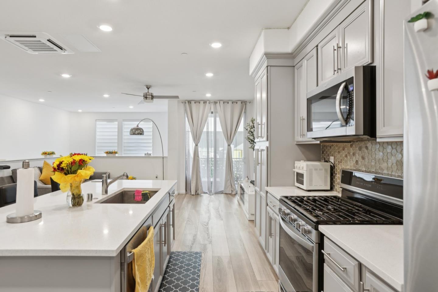 Detail Gallery Image 11 of 32 For 6806 Chroma Ct, San Jose,  CA 95119 - 3 Beds | 3 Baths