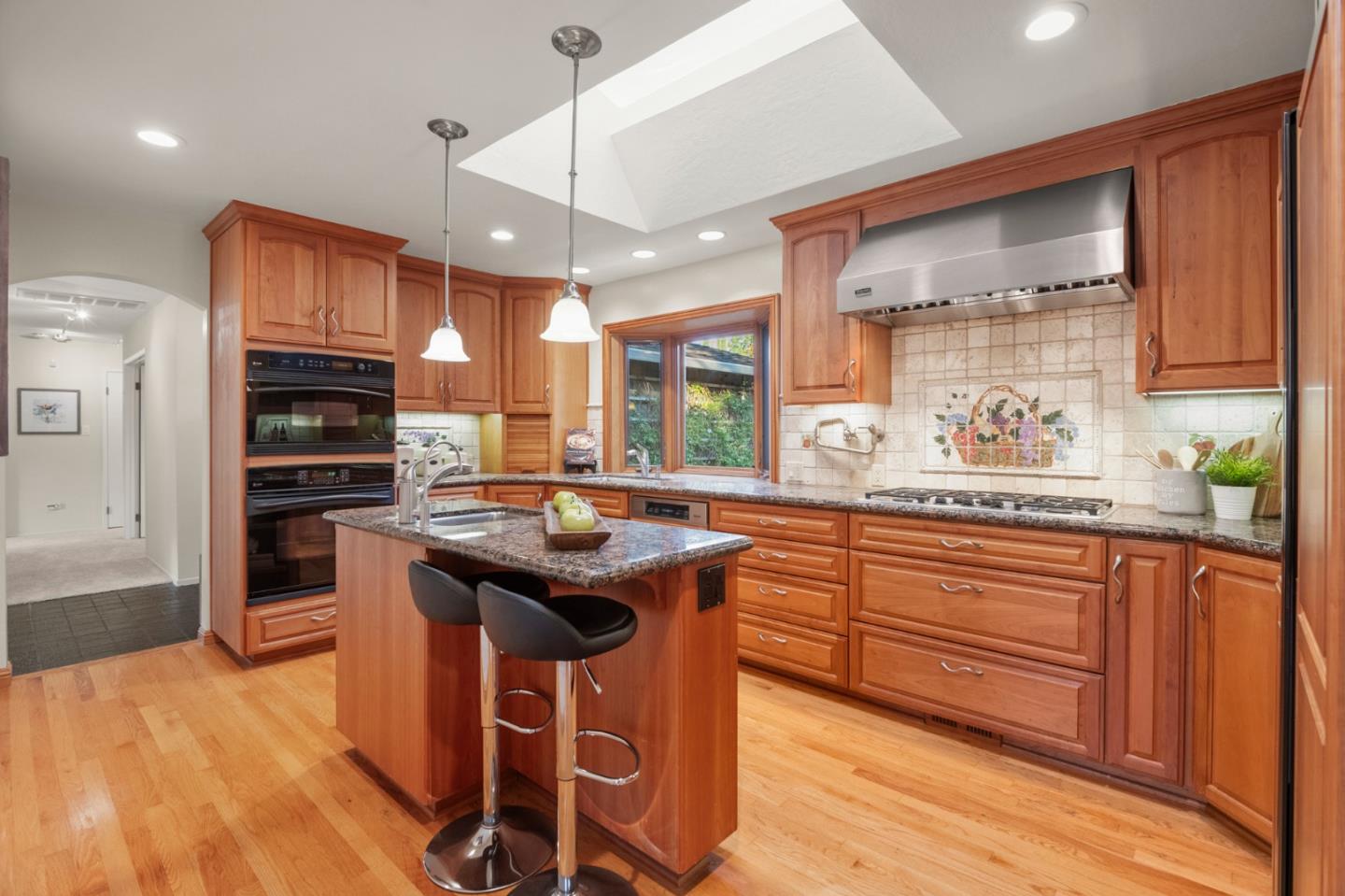 Detail Gallery Image 10 of 27 For 115 Lansberry Ct, Los Gatos,  CA 95032 - 4 Beds | 2/1 Baths