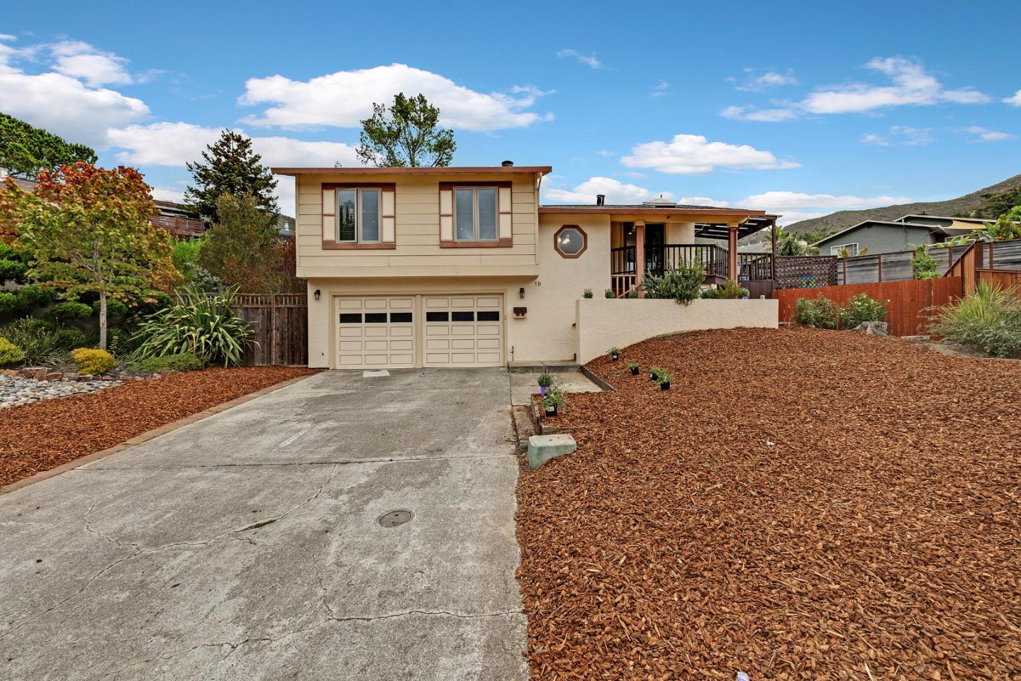 Detail Gallery Image 2 of 44 For 19 Elk Ct, Pacifica,  CA 94044 - 3 Beds | 3 Baths