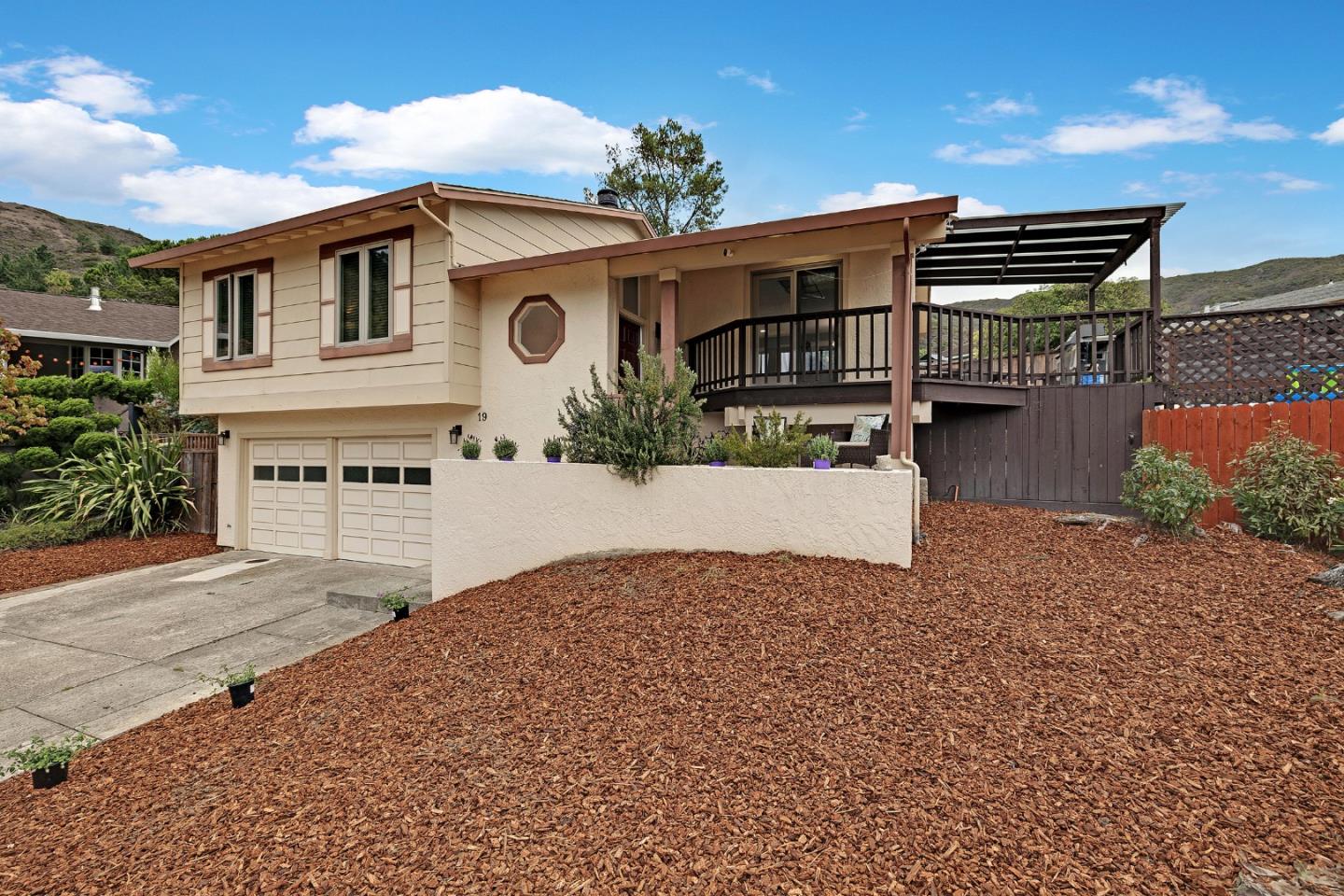 Detail Gallery Image 3 of 44 For 19 Elk Ct, Pacifica,  CA 94044 - 3 Beds | 3 Baths