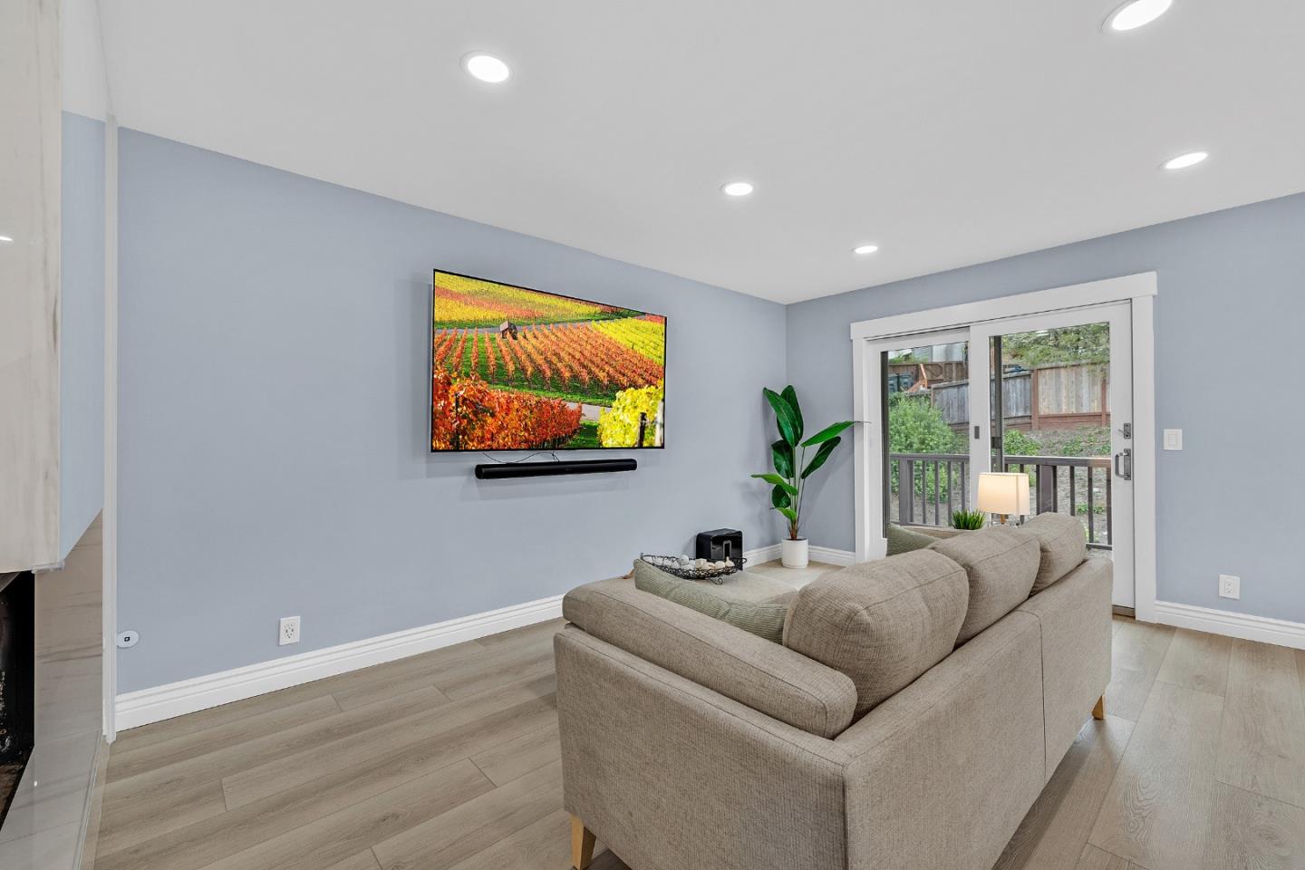 Detail Gallery Image 5 of 44 For 19 Elk Ct, Pacifica,  CA 94044 - 3 Beds | 3 Baths