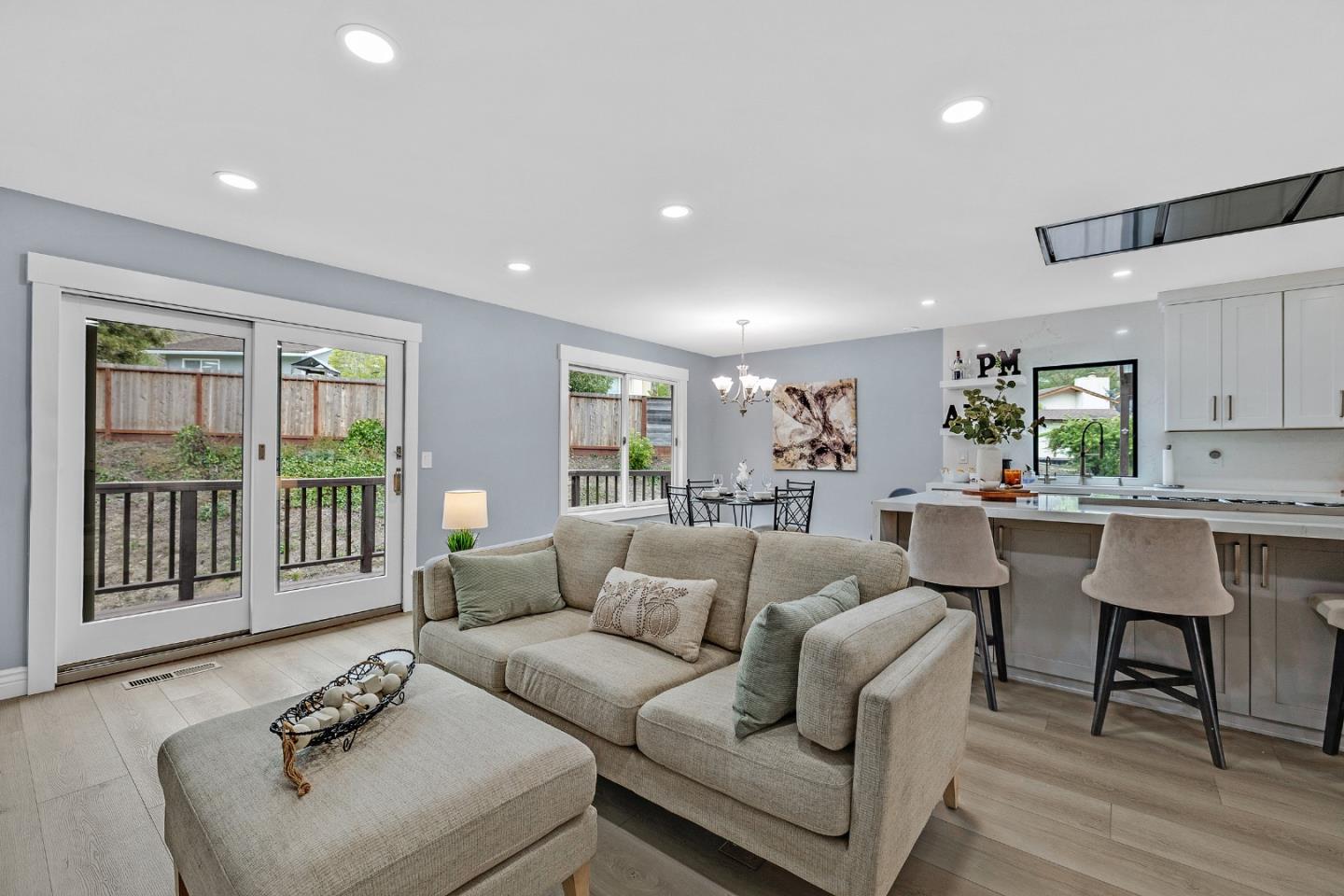 Detail Gallery Image 7 of 44 For 19 Elk Ct, Pacifica,  CA 94044 - 3 Beds | 3 Baths