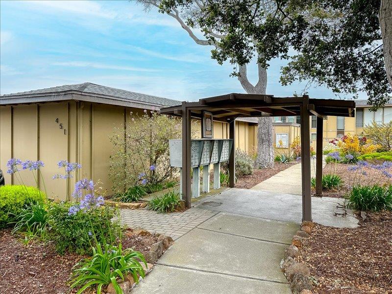 Detail Gallery Image 3 of 18 For 451 Dela Vina Ave #405,  Monterey,  CA 93940 - 2 Beds | 1/1 Baths