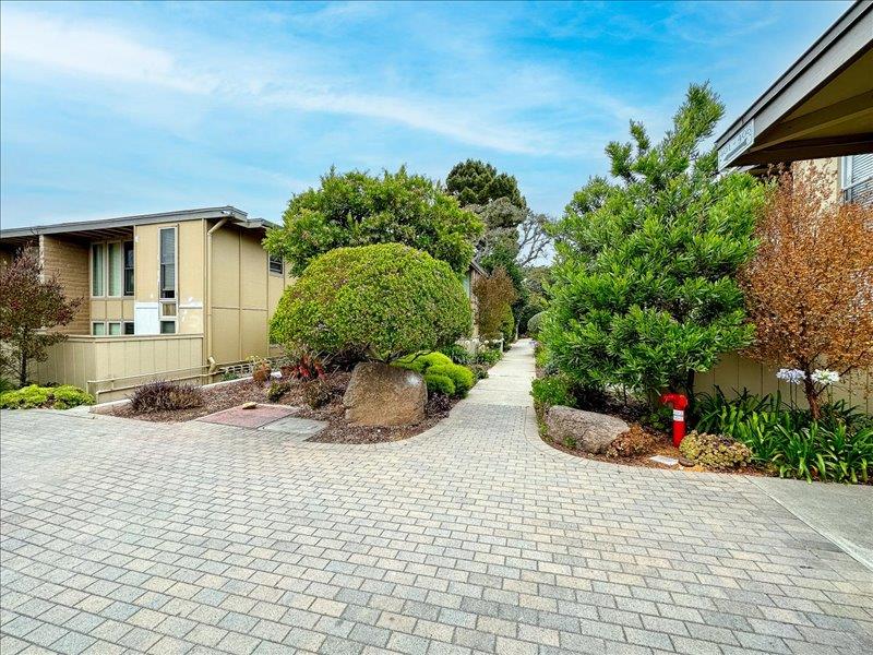 Detail Gallery Image 4 of 18 For 451 Dela Vina Ave #405,  Monterey,  CA 93940 - 2 Beds | 1/1 Baths