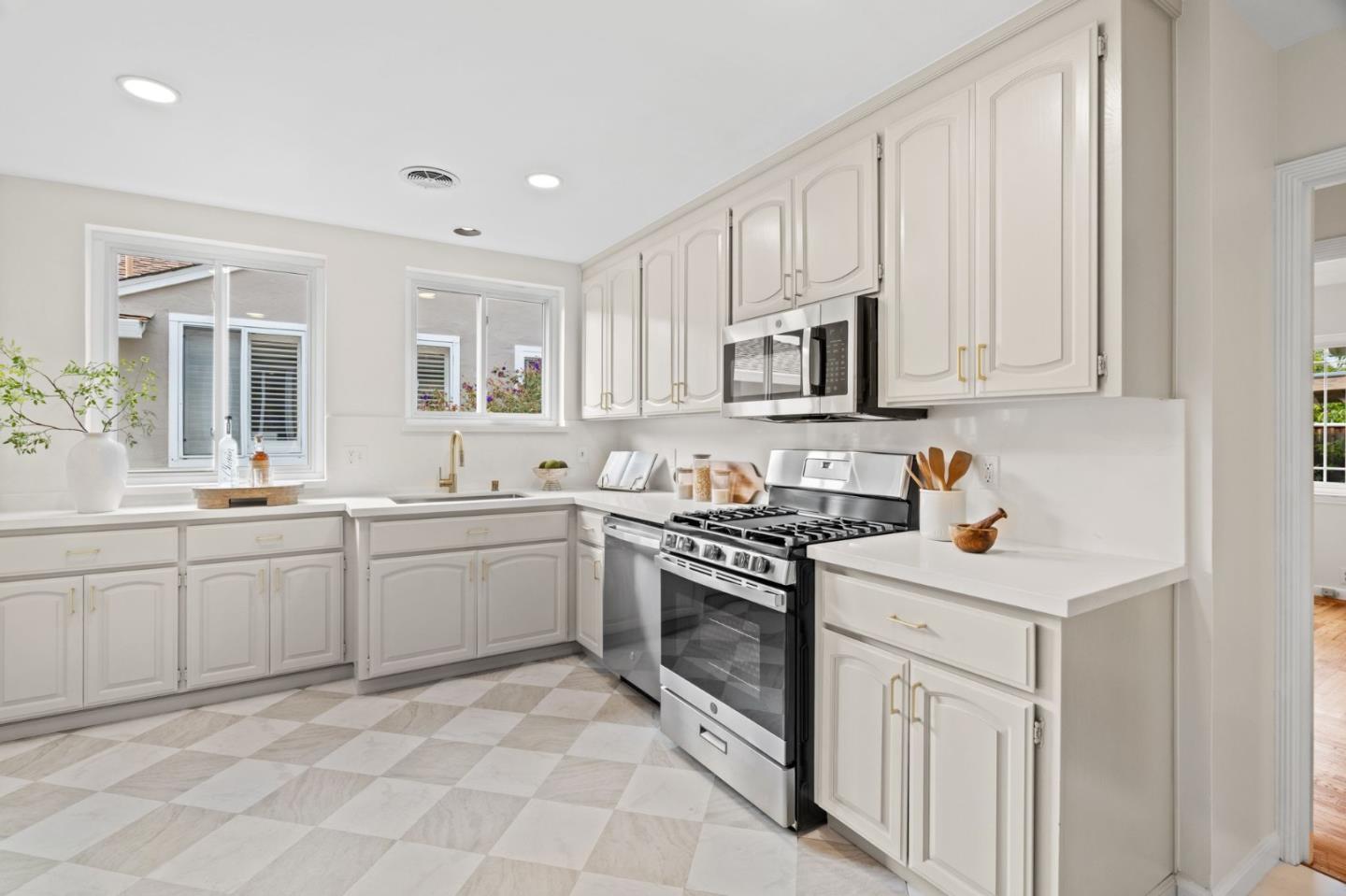 Detail Gallery Image 14 of 69 For 2475 Fernwood Ave, San Jose,  CA 95128 - 3 Beds | 1 Baths