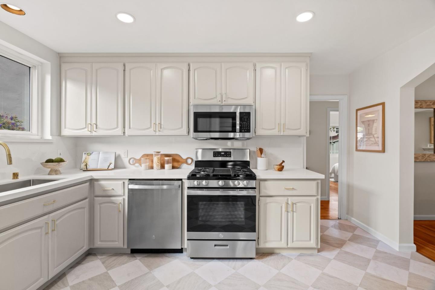 Detail Gallery Image 17 of 69 For 2475 Fernwood Ave, San Jose,  CA 95128 - 3 Beds | 1 Baths