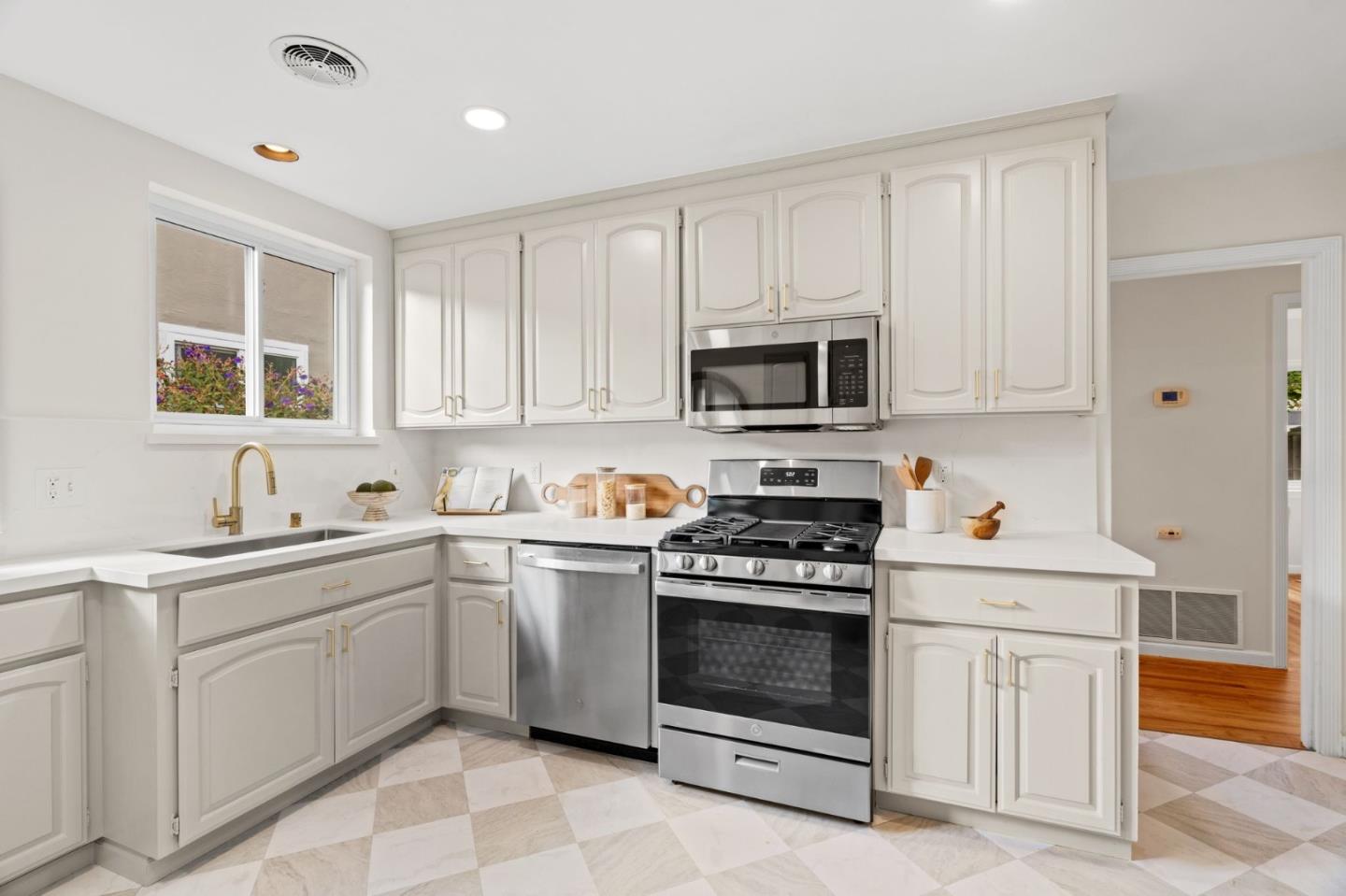 Detail Gallery Image 18 of 69 For 2475 Fernwood Ave, San Jose,  CA 95128 - 3 Beds | 1 Baths