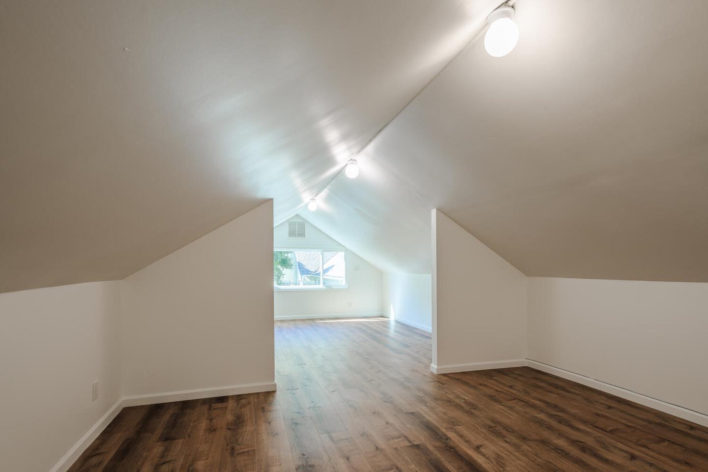 Detail Gallery Image 27 of 34 For 1316 Bernal Ave, Burlingame,  CA 94010 - 2 Beds | 1/1 Baths