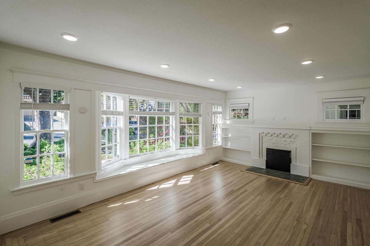 Detail Gallery Image 5 of 34 For 1316 Bernal Ave, Burlingame,  CA 94010 - 2 Beds | 1/1 Baths