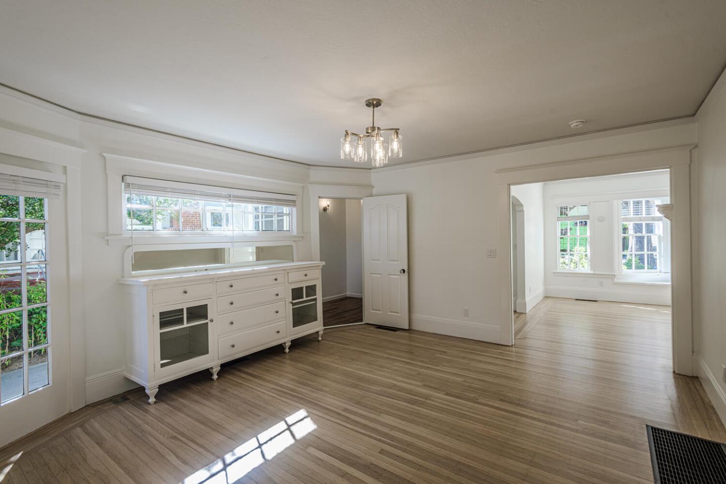 Detail Gallery Image 8 of 34 For 1316 Bernal Ave, Burlingame,  CA 94010 - 2 Beds | 1/1 Baths