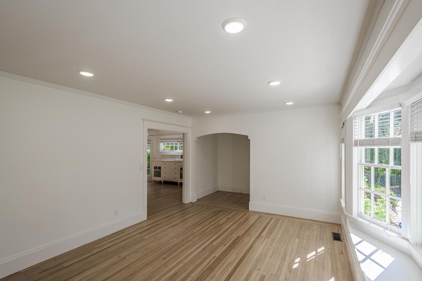 Detail Gallery Image 9 of 34 For 1316 Bernal Ave, Burlingame,  CA 94010 - 2 Beds | 1/1 Baths