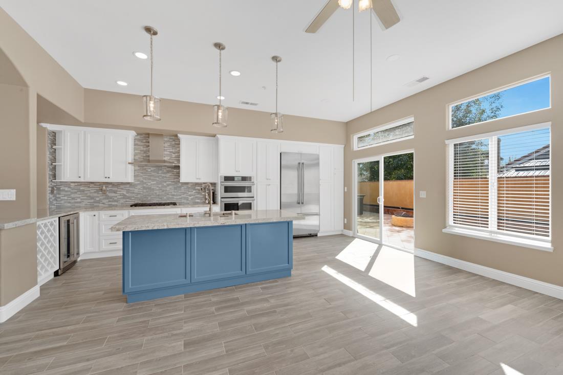 Detail Gallery Image 11 of 33 For 15 Stony Brook Cir, Salinas,  CA 93906 - 4 Beds | 3 Baths