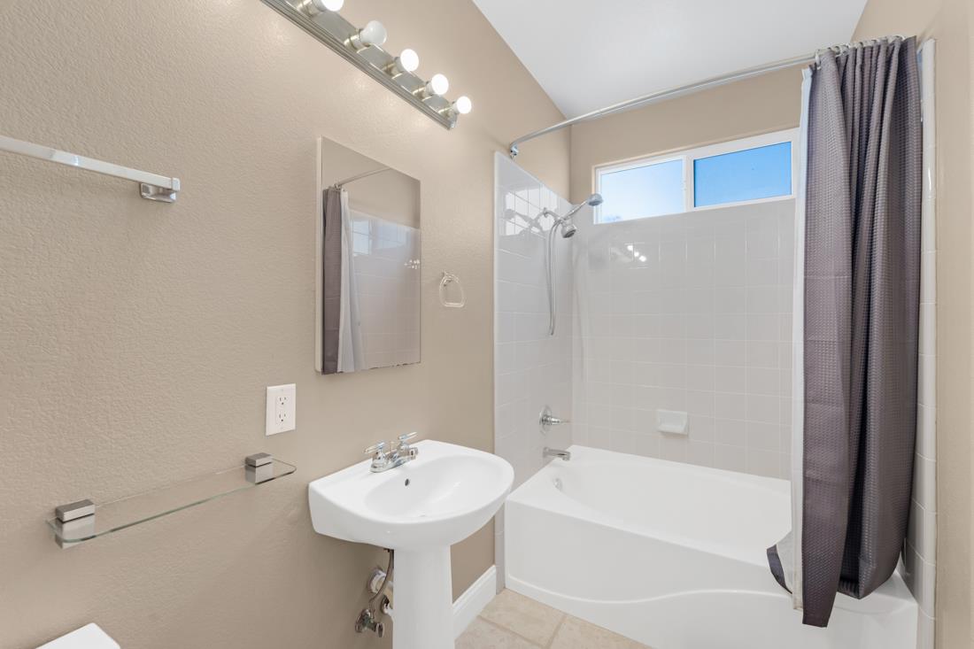 Detail Gallery Image 21 of 33 For 15 Stony Brook Cir, Salinas,  CA 93906 - 4 Beds | 3 Baths