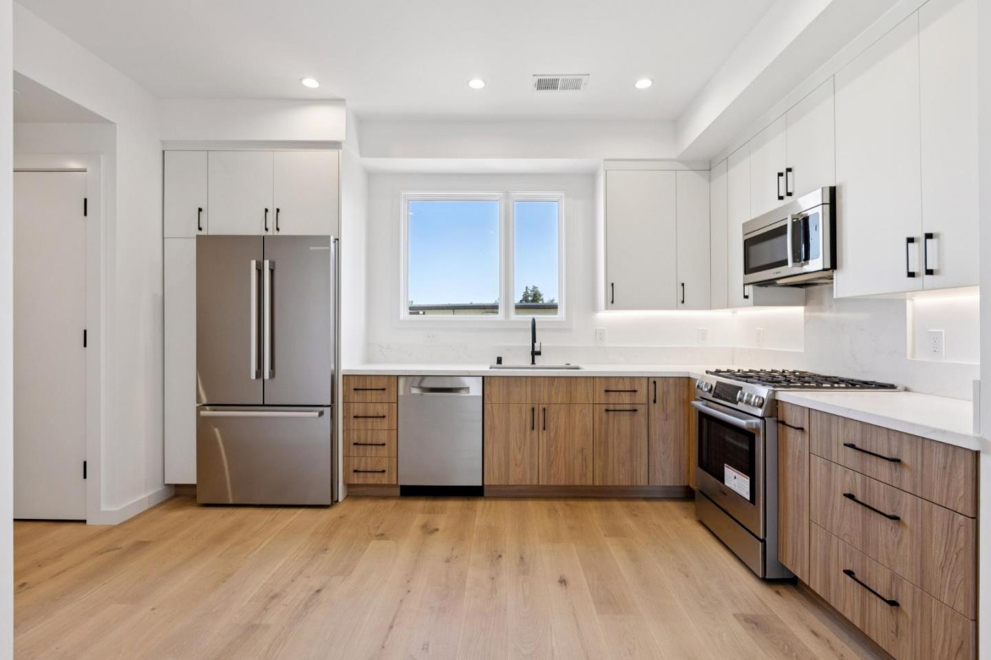 Detail Gallery Image 2 of 45 For 1433 Floribunda Ave #7,  Burlingame,  CA 94010 - 2 Beds | 2/1 Baths