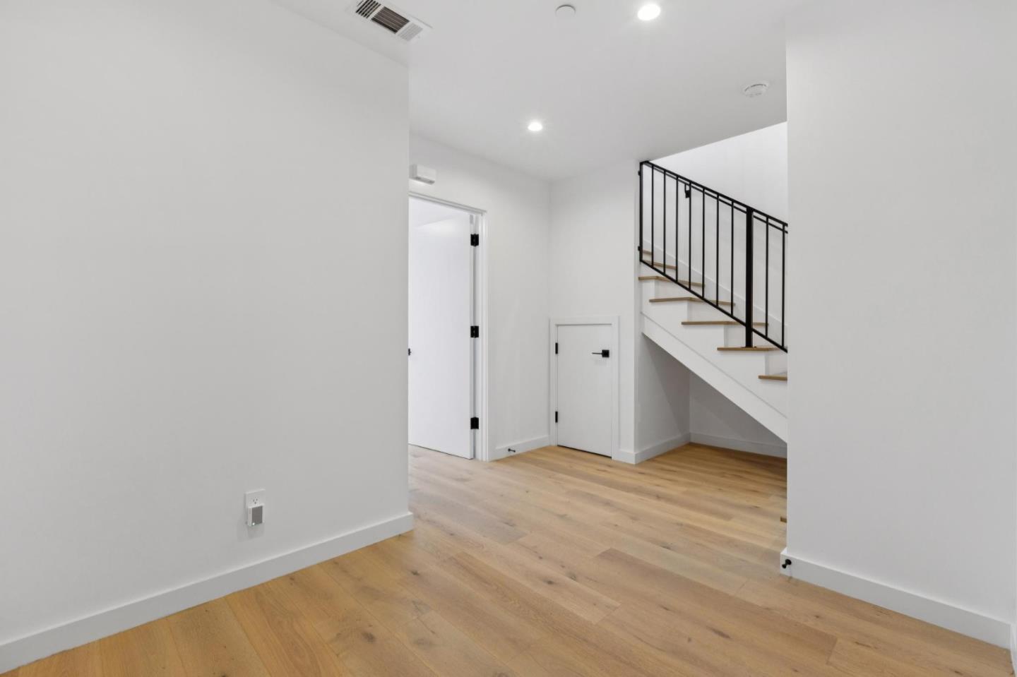 Detail Gallery Image 6 of 45 For 1433 Floribunda Ave #7,  Burlingame,  CA 94010 - 2 Beds | 2/1 Baths