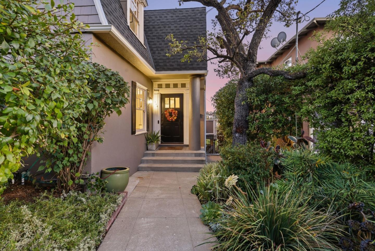 Detail Gallery Image 2 of 36 For 240 Wildwood Ave, Piedmont,  CA 94610 - 3 Beds | 2 Baths