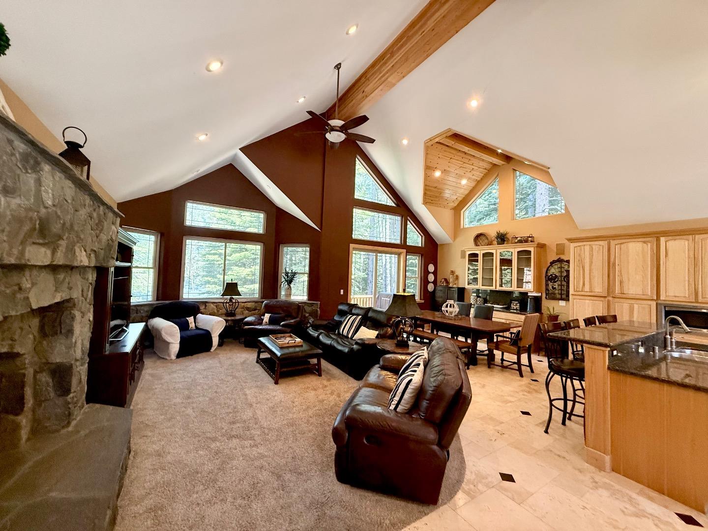 Detail Gallery Image 10 of 31 For 1528 Chippewa St, South Lake Tahoe,  CA 96150 - 5 Beds | 3 Baths