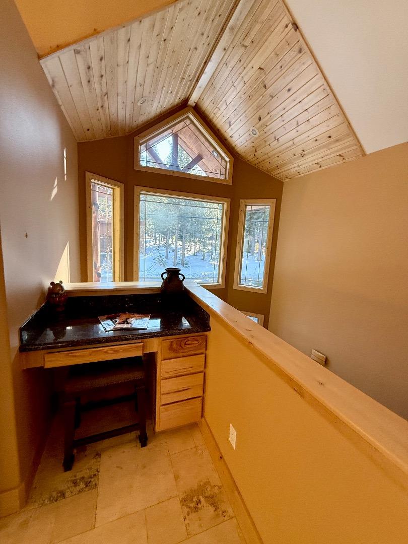 Detail Gallery Image 11 of 31 For 1528 Chippewa St, South Lake Tahoe,  CA 96150 - 5 Beds | 3 Baths