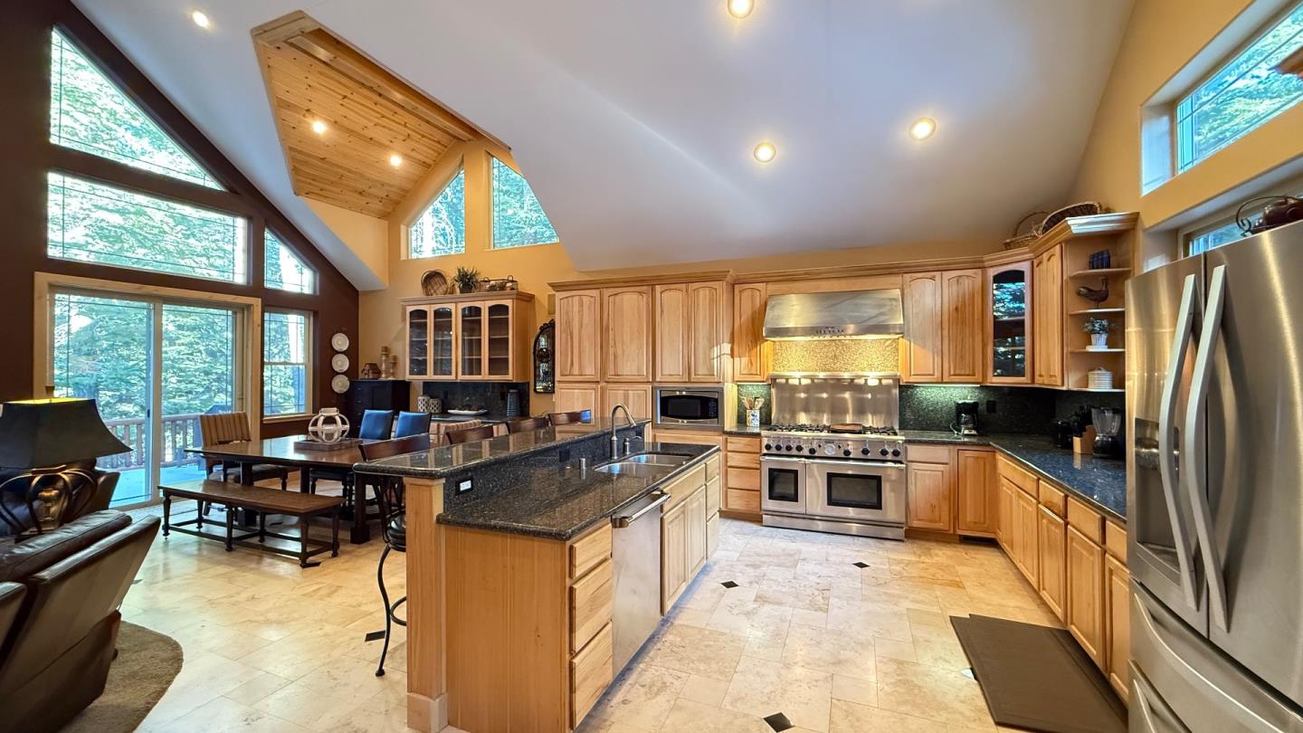 Detail Gallery Image 12 of 31 For 1528 Chippewa St, South Lake Tahoe,  CA 96150 - 5 Beds | 3 Baths