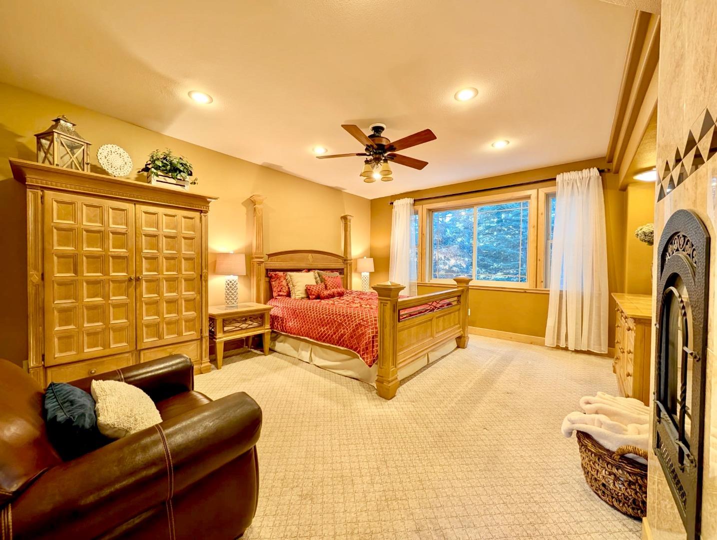 Detail Gallery Image 13 of 31 For 1528 Chippewa St, South Lake Tahoe,  CA 96150 - 5 Beds | 3 Baths