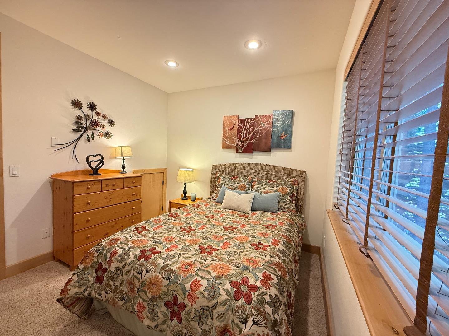 Detail Gallery Image 19 of 31 For 1528 Chippewa St, South Lake Tahoe,  CA 96150 - 5 Beds | 3 Baths