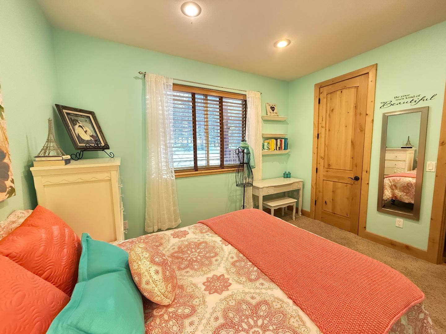 Detail Gallery Image 23 of 31 For 1528 Chippewa St, South Lake Tahoe,  CA 96150 - 5 Beds | 3 Baths