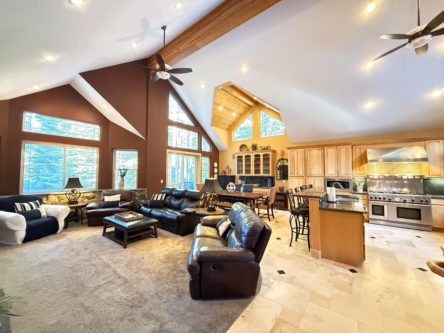 Detail Gallery Image 4 of 31 For 1528 Chippewa St, South Lake Tahoe,  CA 96150 - 5 Beds | 3 Baths