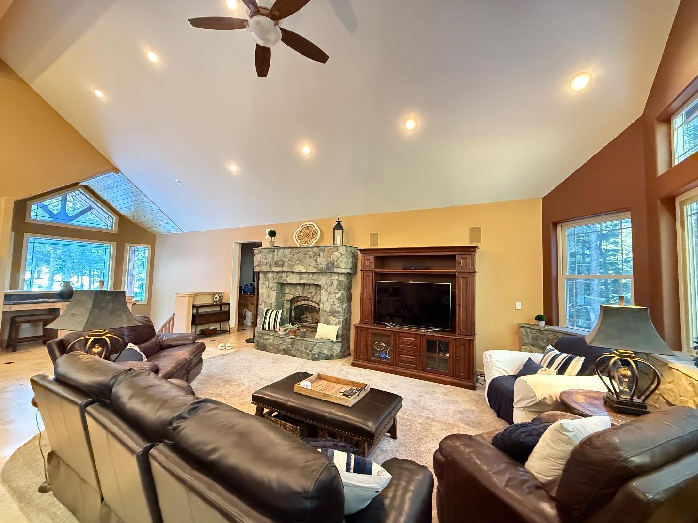 Detail Gallery Image 5 of 31 For 1528 Chippewa St, South Lake Tahoe,  CA 96150 - 5 Beds | 3 Baths