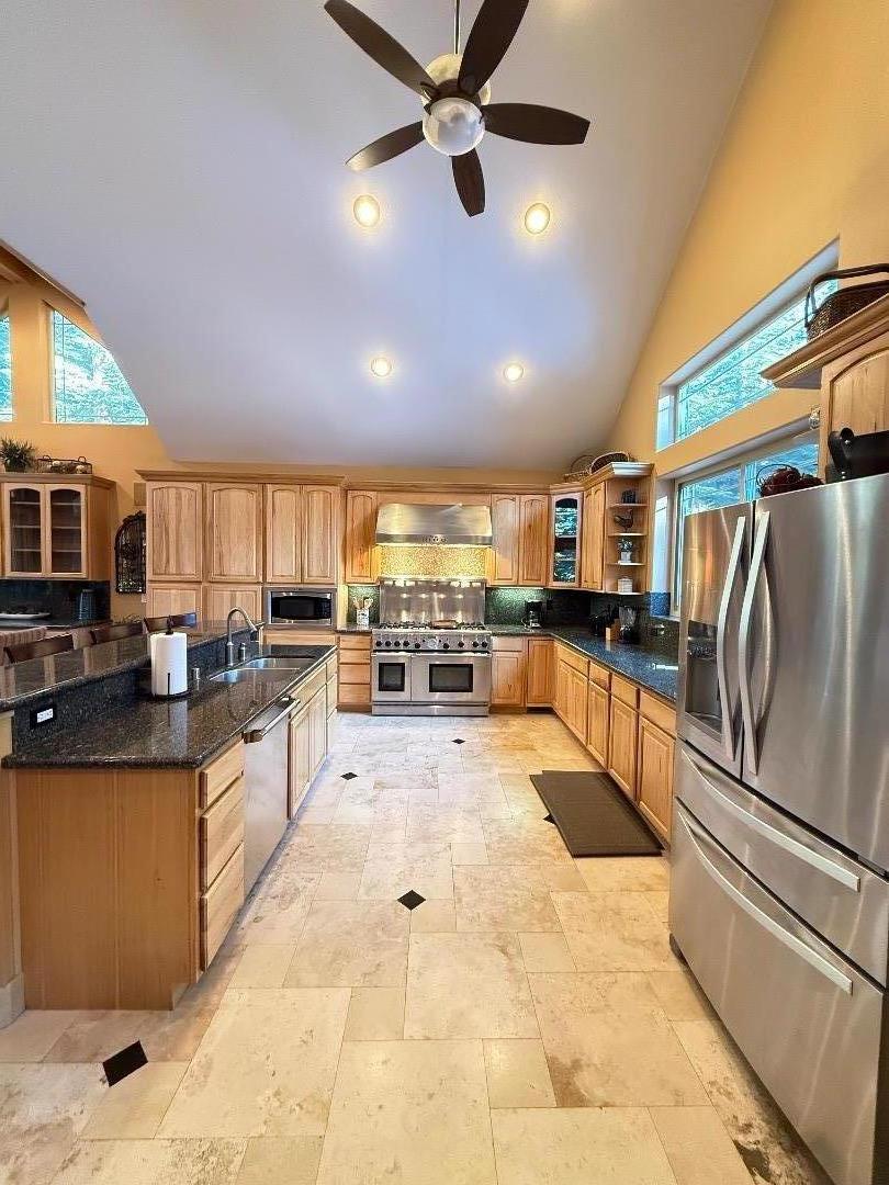 Detail Gallery Image 6 of 31 For 1528 Chippewa St, South Lake Tahoe,  CA 96150 - 5 Beds | 3 Baths