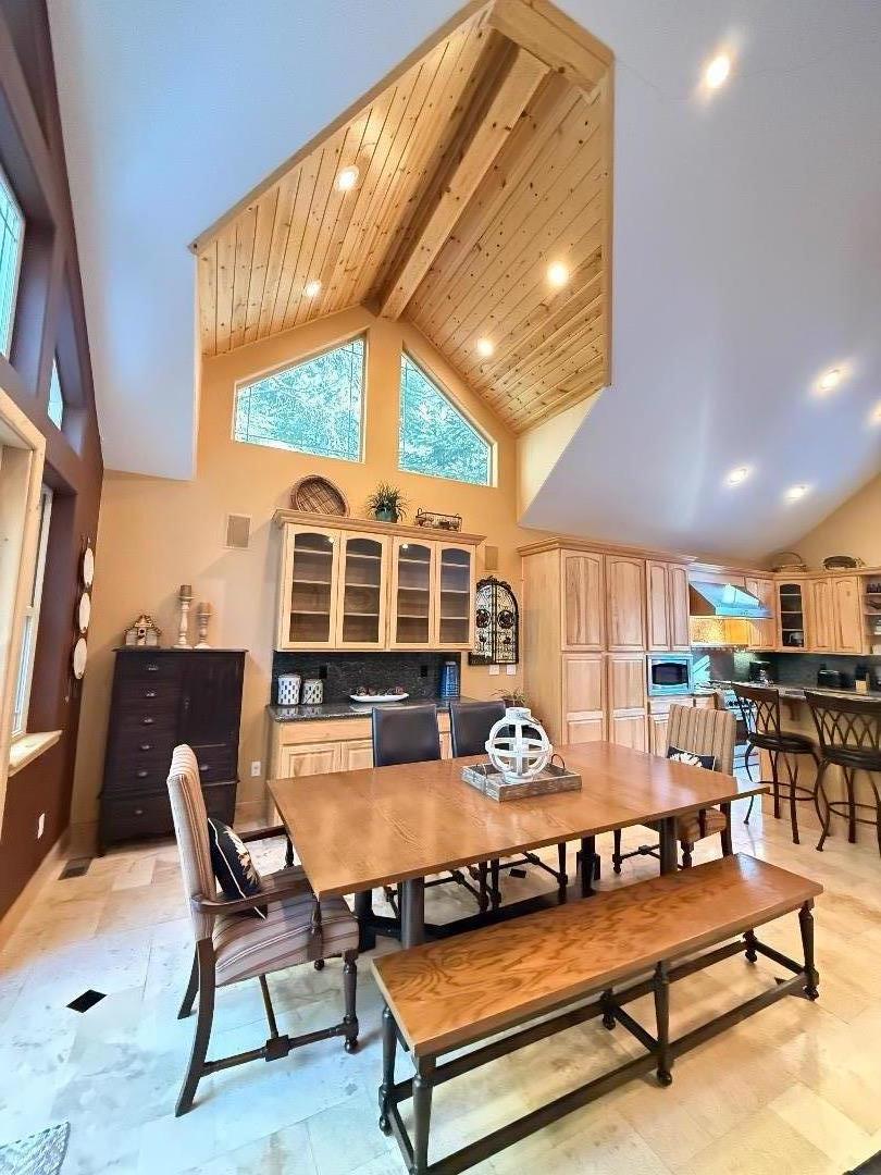 Detail Gallery Image 8 of 31 For 1528 Chippewa St, South Lake Tahoe,  CA 96150 - 5 Beds | 3 Baths