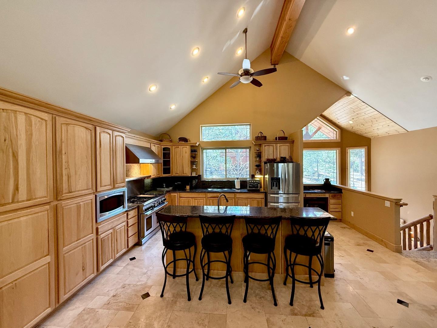 Detail Gallery Image 9 of 31 For 1528 Chippewa St, South Lake Tahoe,  CA 96150 - 5 Beds | 3 Baths