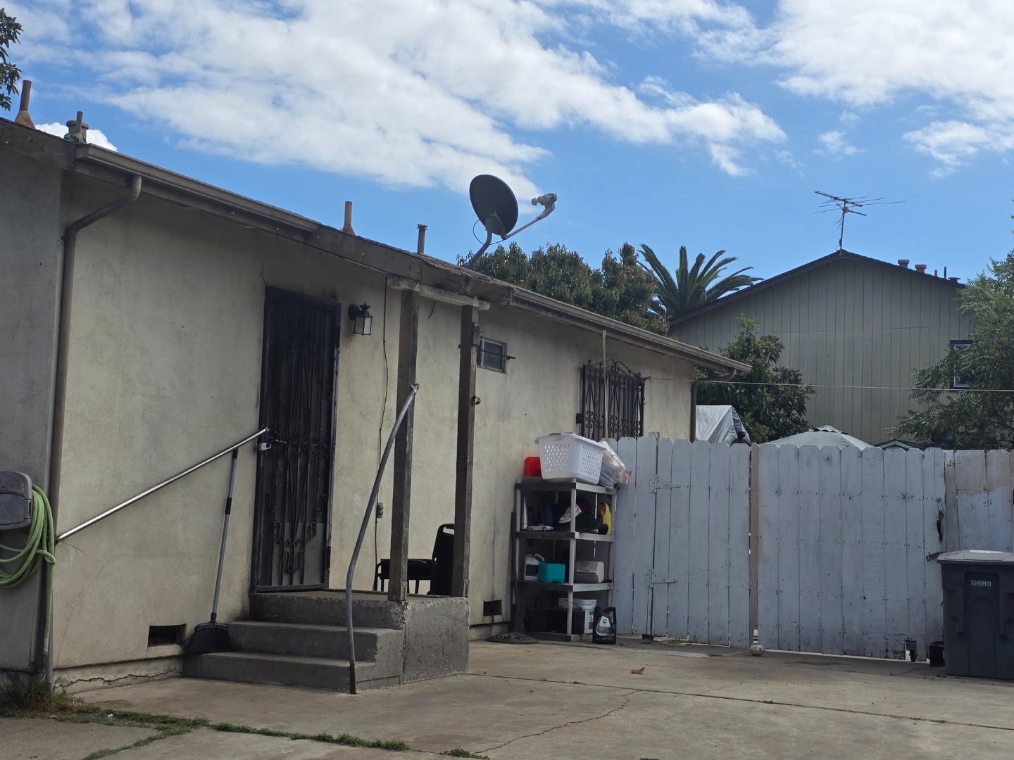 Detail Gallery Image 2 of 2 For 706 Elkington Ave, Salinas,  CA 93905 - 3 Beds | 2 Baths