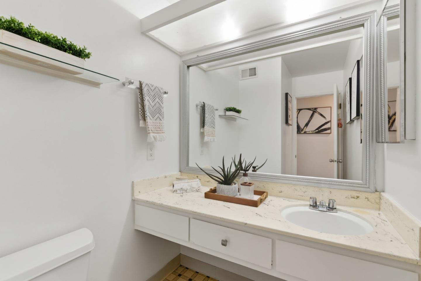 Detail Gallery Image 19 of 27 For 1123 San Ramon Valley Blvd, Danville,  CA 94526 - 3 Beds | 2/1 Baths