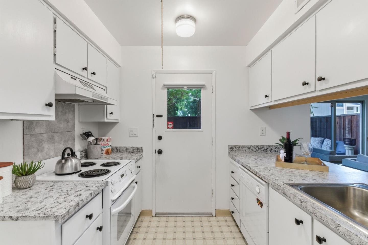 Detail Gallery Image 8 of 27 For 1123 San Ramon Valley Blvd, Danville,  CA 94526 - 3 Beds | 2/1 Baths