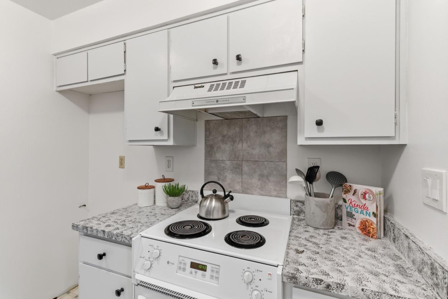 Detail Gallery Image 9 of 27 For 1123 San Ramon Valley Blvd, Danville,  CA 94526 - 3 Beds | 2/1 Baths