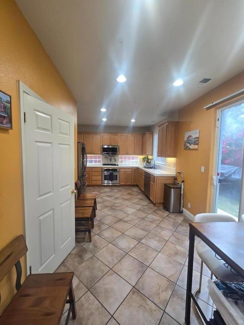 Detail Gallery Image 6 of 18 For 1958 Bradbury St, Salinas,  CA 93906 - 3 Beds | 2/1 Baths