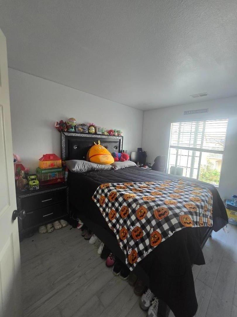 Detail Gallery Image 8 of 18 For 1958 Bradbury St, Salinas,  CA 93906 - 3 Beds | 2/1 Baths