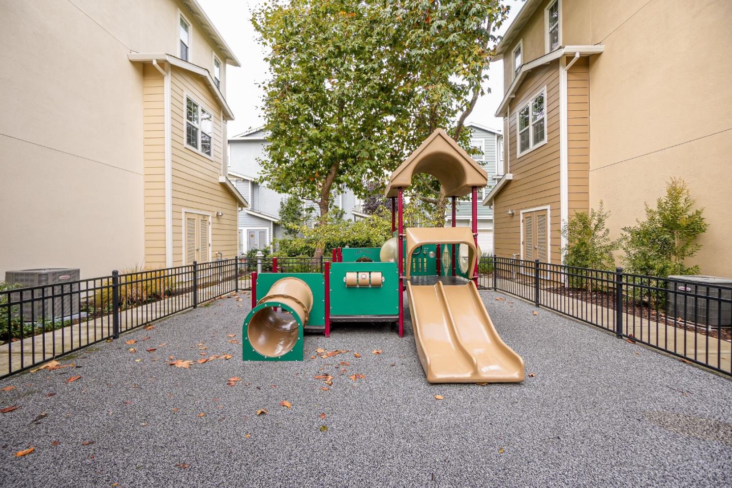 Detail Gallery Image 10 of 48 For 2502 Jetty Dr, Richmond,  CA 94804 - 2 Beds | 2/1 Baths